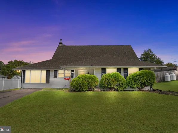 5 Harp Rd, Levittown, PA 19056