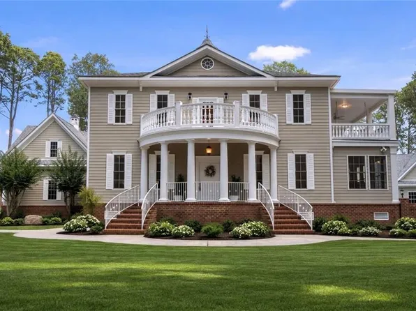 411 Lawnes Neck Dr, Smithfield, VA 23430
