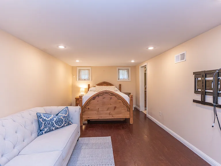 Edgewater Cir — Photo 21