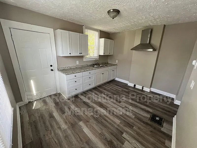 3 bed, 1.0 bath, 1120 sqft, $1,150 — Photo 4