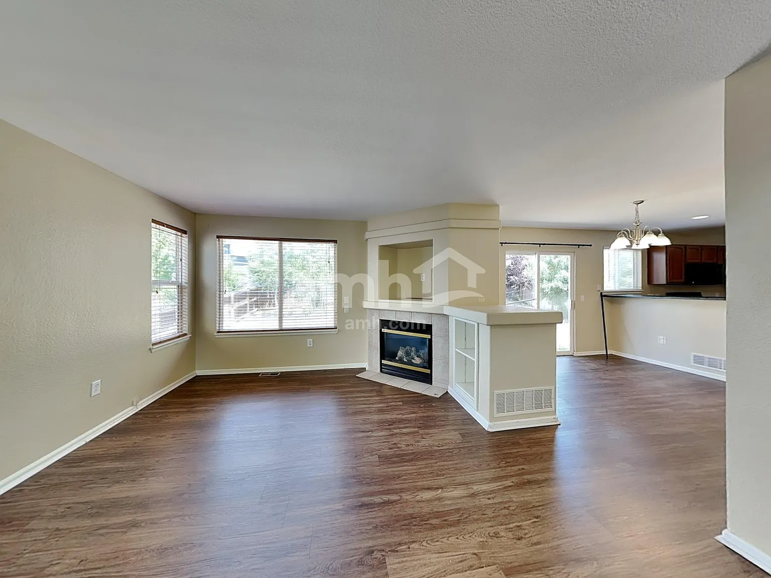 4 bed, 2.5 bath, 1624 sqft, $3,090 — Photo 3