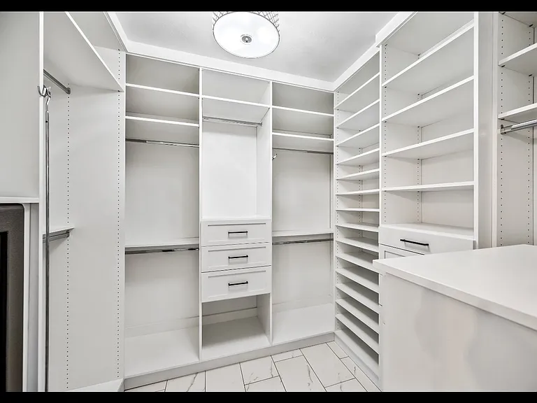 1121 E Powell Way — Photo 15