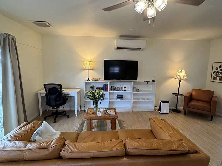 1724 N Whittier Dr — Photo 3