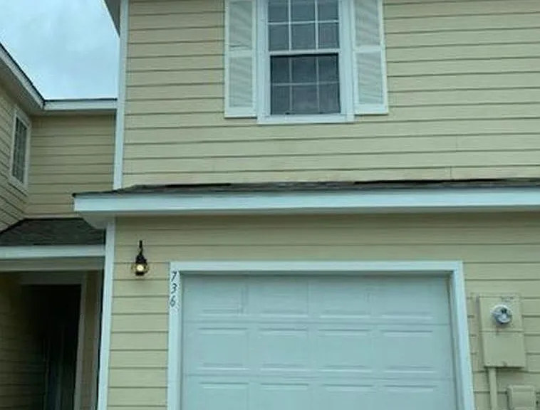 711 Layton Dr — Photo 1