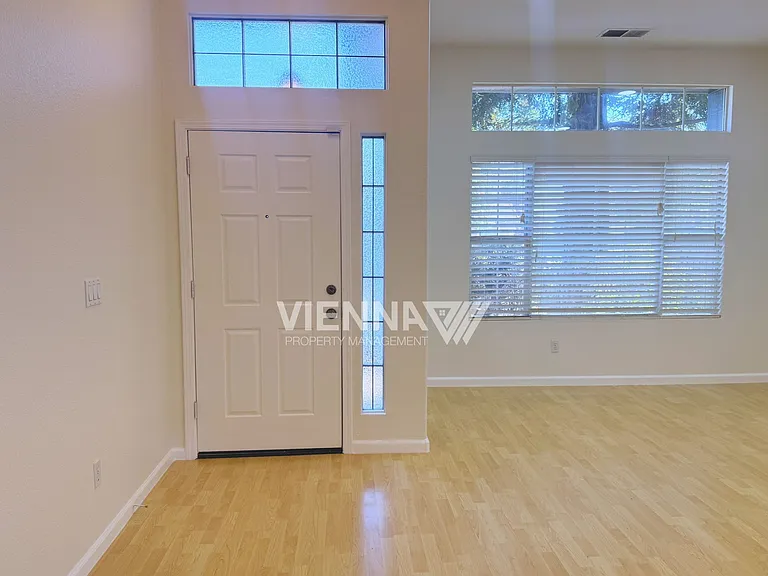 2736 Genesee Dr — Photo 3