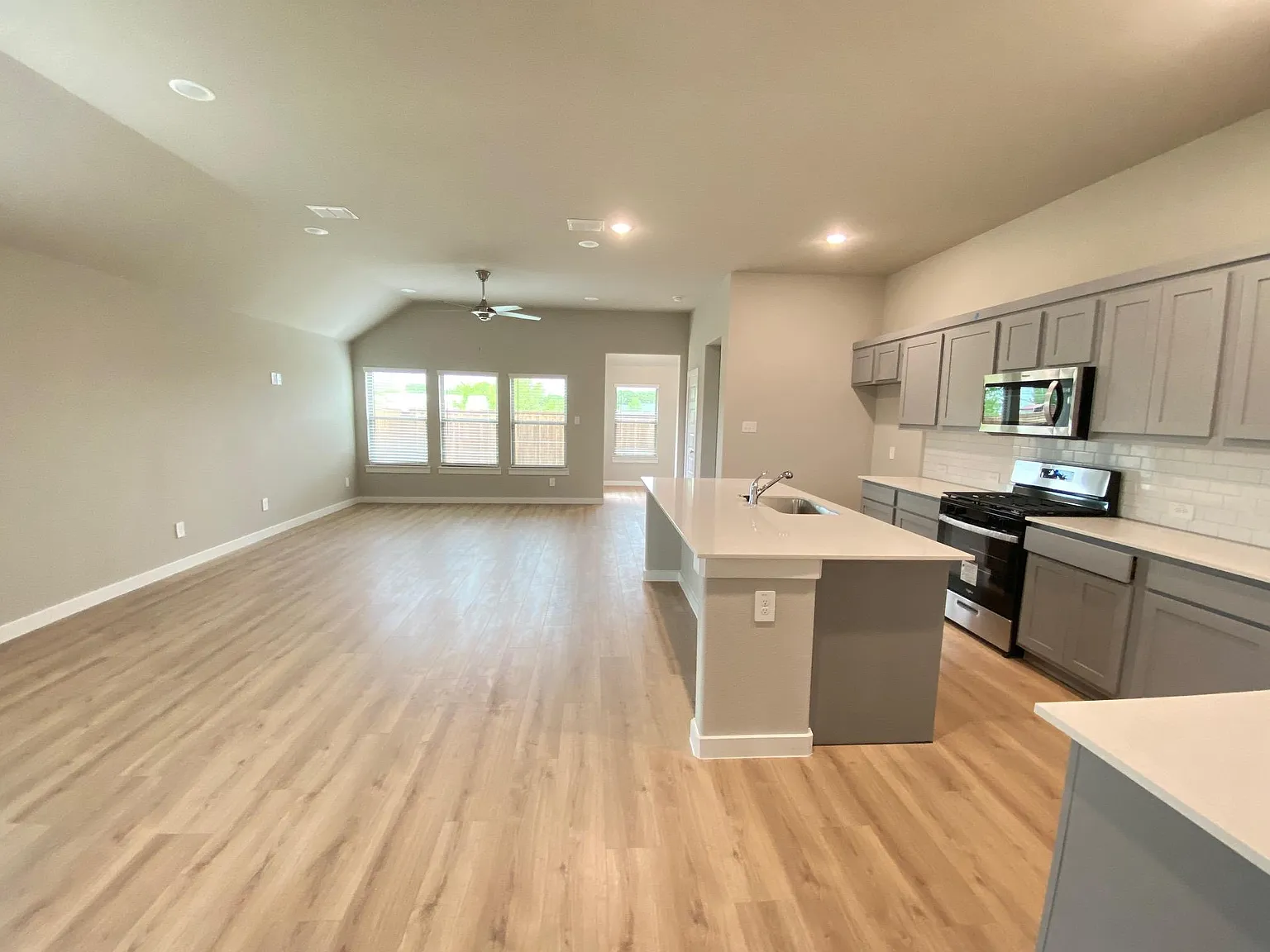 4 bed, 1885 sqft, $2,350 — Photo 2