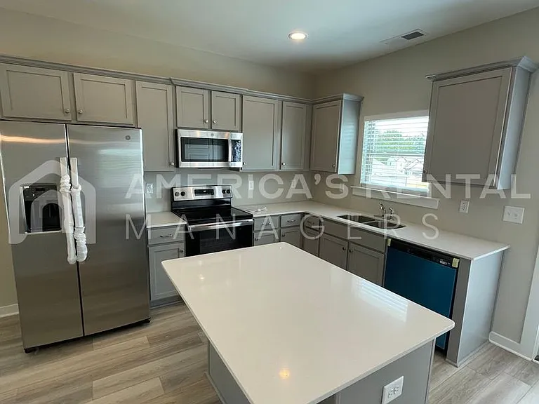 55 Kings Way — Photo 12