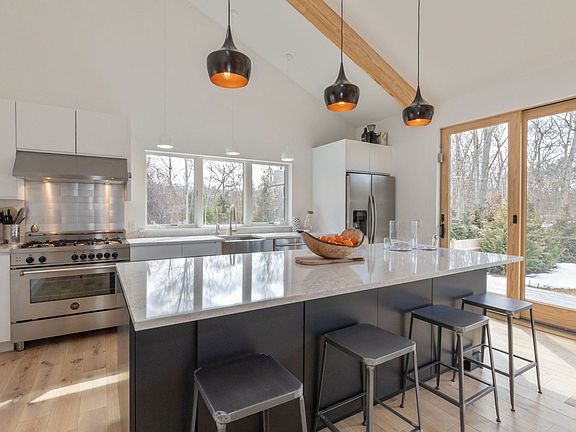 4th image of 19 Renfrew Ln