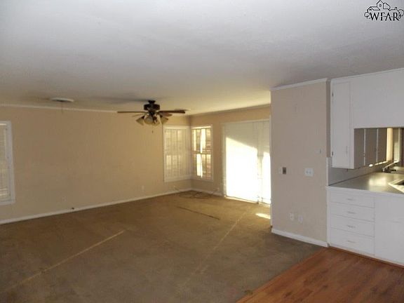 4th image of 615 W Ikard St