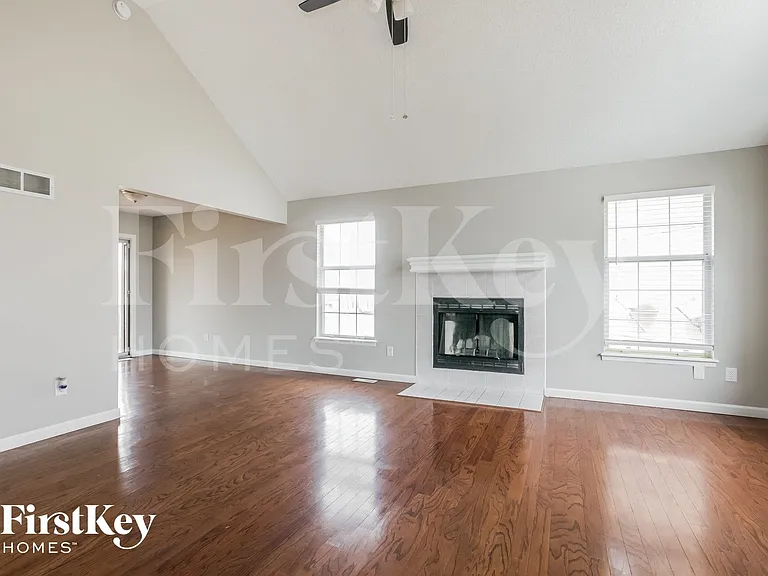 1049 NE Queens Cir — Photo 3