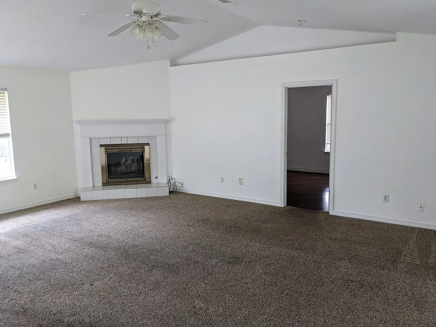 SuperSized Yard MoveIn Ready 2Car Garage — Photo 3