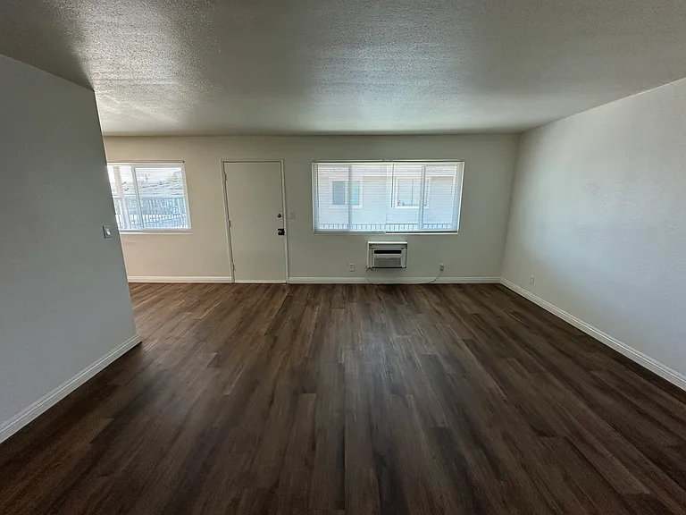 1015 W East St #F — Photo 4