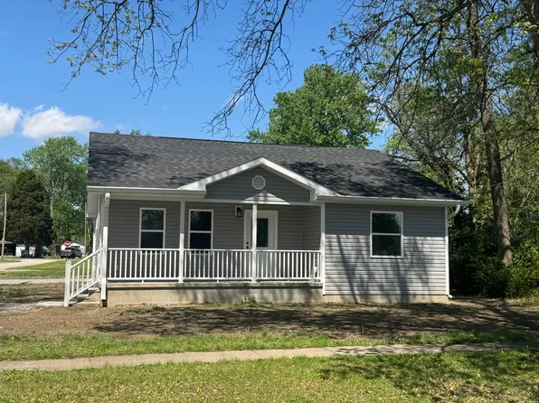 750 W 3rd St, Flora, IL 62839