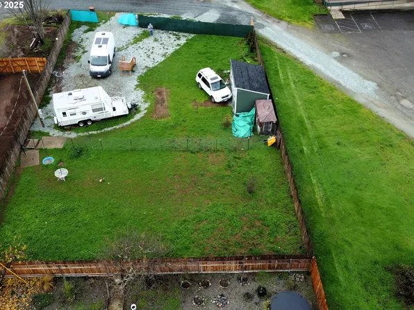 123 Peacock Ln, Myrtle Creek, OR 97457