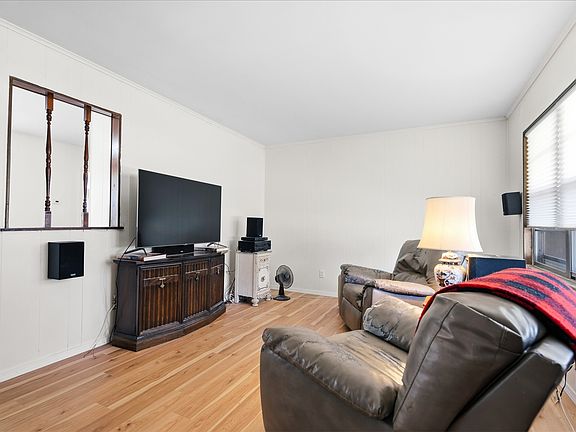 3rd image of 829 W 22nd St