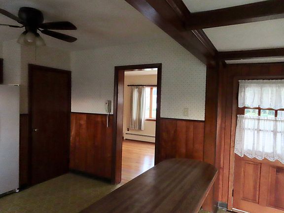 Kitchen with counter: 9' x 9