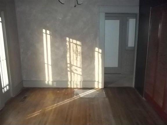 2nd image of 1387 N Vagedes Ave