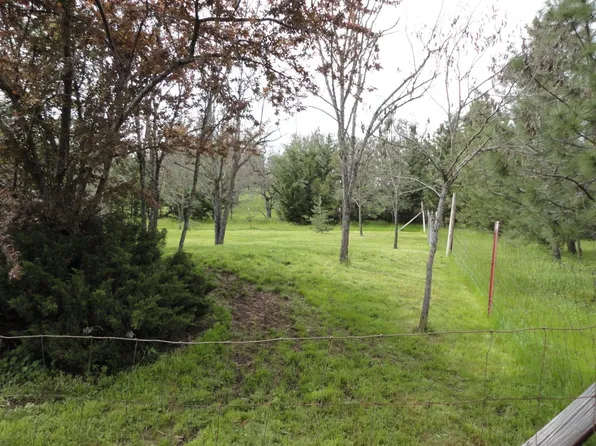 1897 Rogue River Dr, Eagle Point, OR 97524