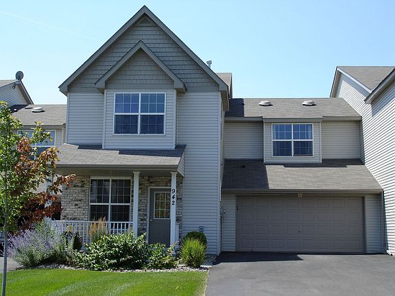 Summer view - cute front porch.