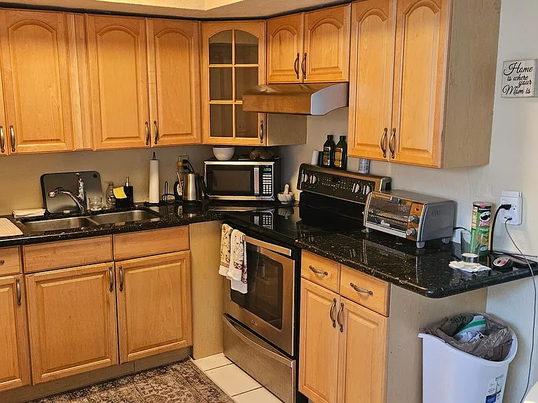 321 SE 12th Ave #2 — Photo 7