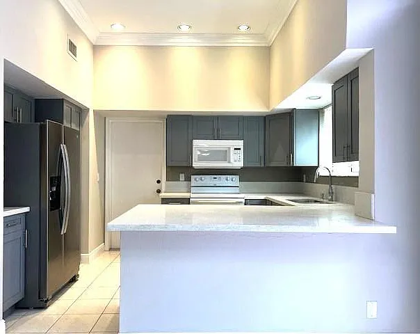 4 bed, 2.0 bath, 1704 sqft, $3,800 — Photo 4