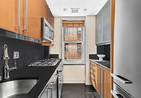 3rd image of 300 W 53rd St APT 4B