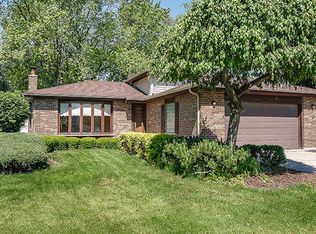 7526 Cambridge Rd, Darien, IL 60561
