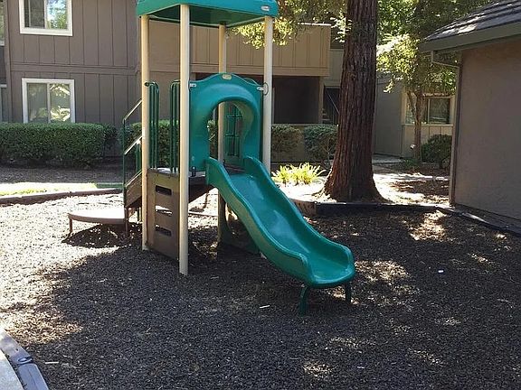 4th image of 2195 Lakeview Cir