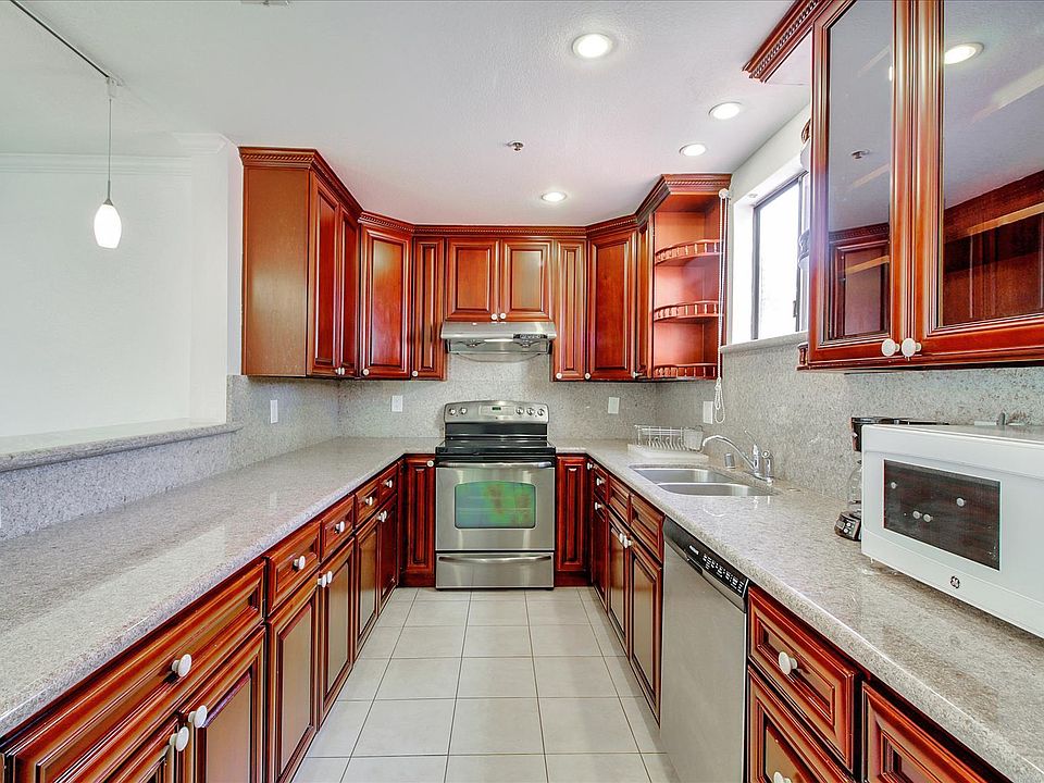 1st image of 695 S Knickerbocker Dr APT 9