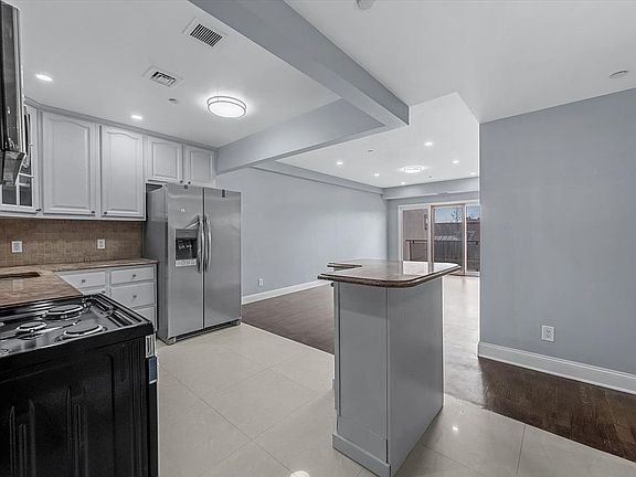 3rd image of 900 Lenox Rd APT 3C