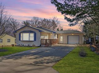 523 Baker Dr, Cedar Falls, IA 50613