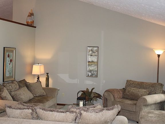 4th image of 110 S Bradley Dr