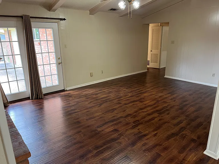 1918 Courtney Dr — Photo 7
