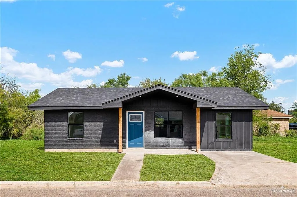 3 bed, 1.0 bath, 1064 sqft, $1,350 — Photo 1
