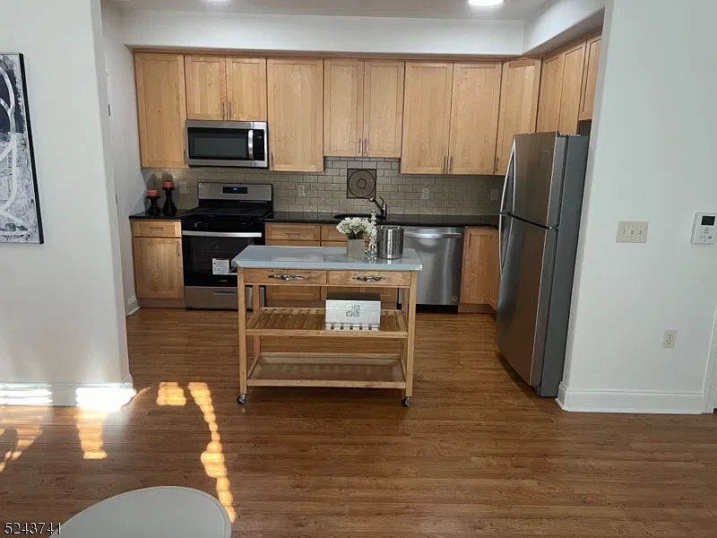 2 bed, 1.5 bath, $3,000 — Photo 3