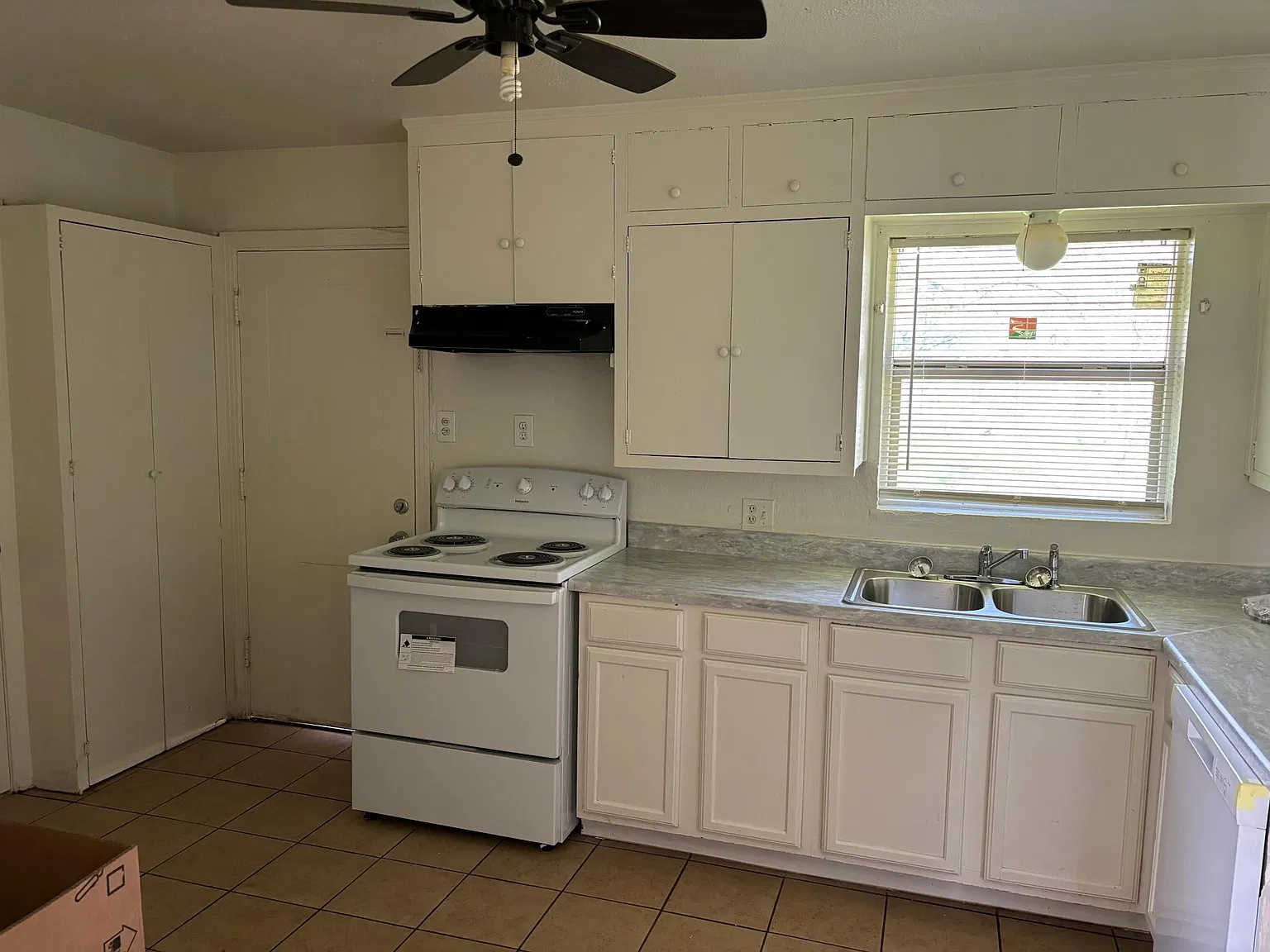 3 bed, 1.5 bath, 1308 sqft, $1,600 — Photo 3