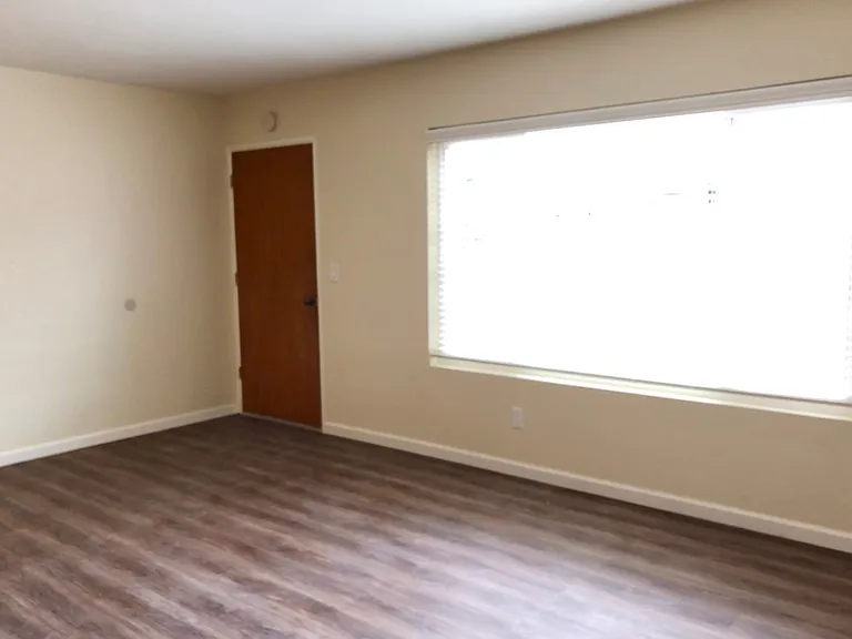 1646 Brookes Ave — Photo 3