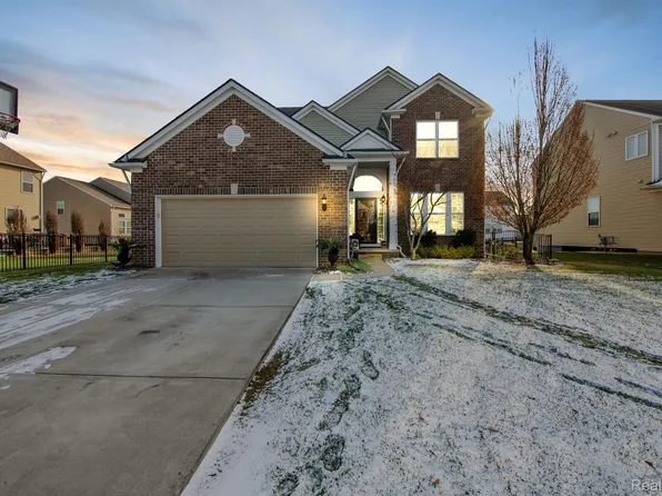 19276 Gearhart Dr, Macomb, MI 48042