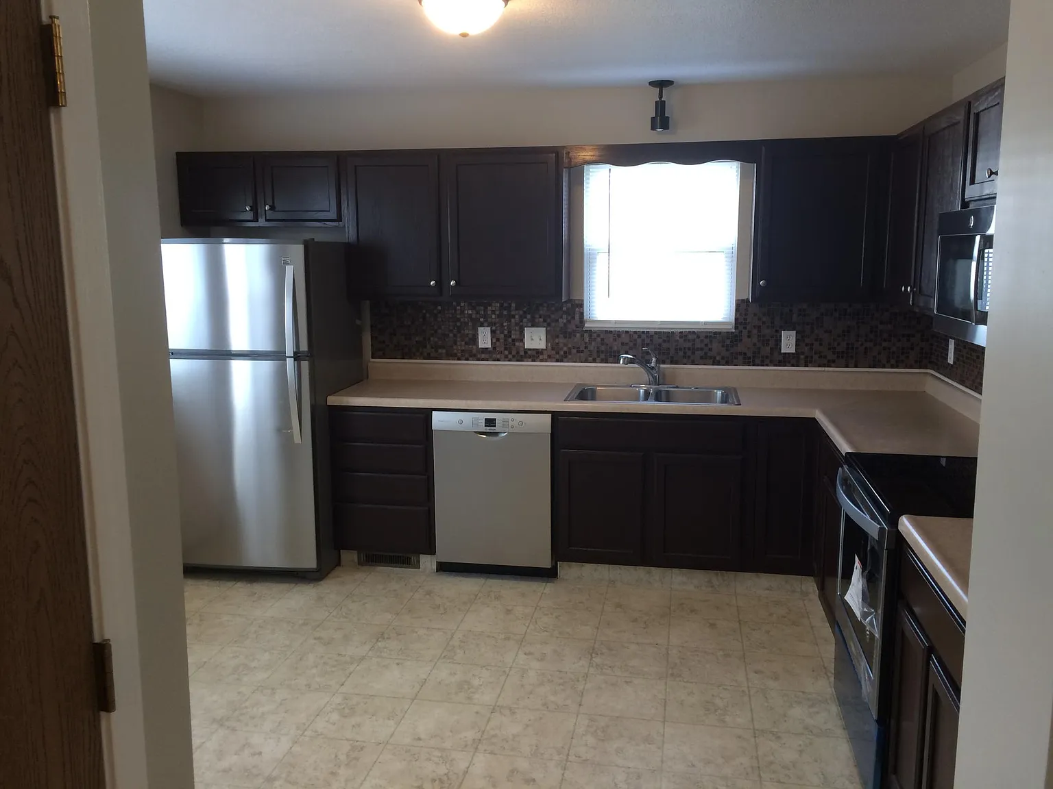 4 bed, 3.5 bath, 2194 sqft, $2,150 — Photo 2