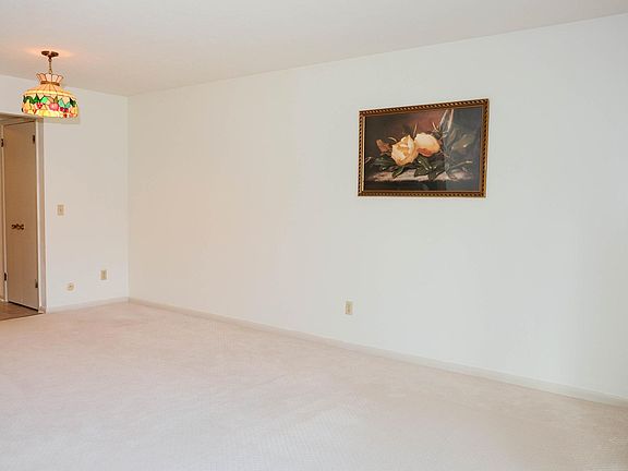 3rd image of 4542 Sandringham Dr