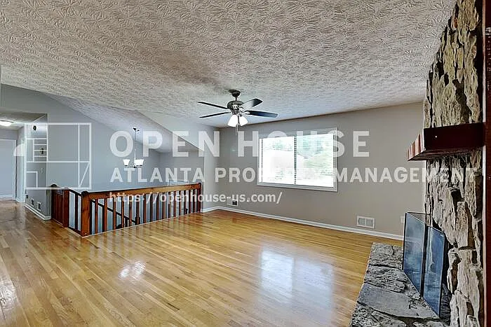 151 Castleair Dr NE — Photo 3