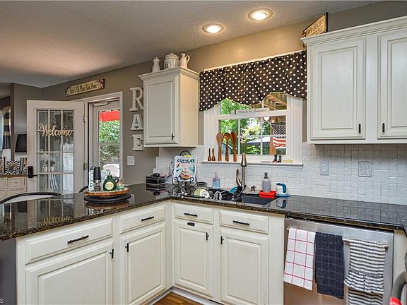 5th image of 2186 Benwicke Dr