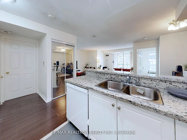 7 Lorraine Dr #2009 — Photo 18