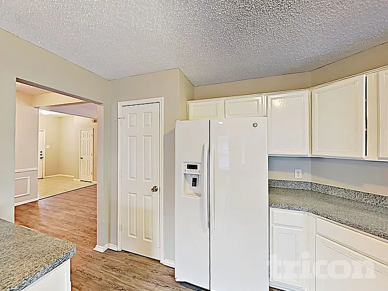 206 Briarglen Dr — Photo 6