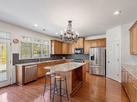 4th image of 1148 Lakefield Walk