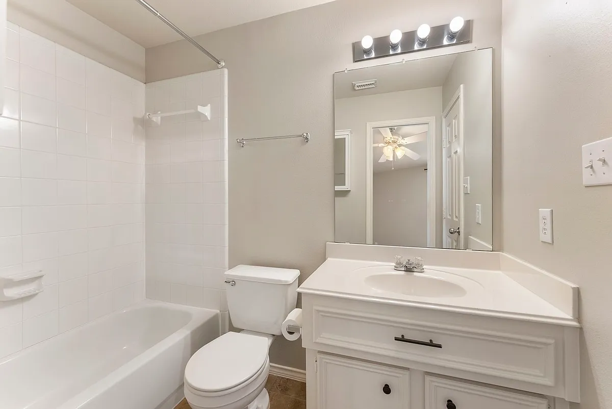 Private en-suite bathroom - 922 E Heights Hollow Ln #2