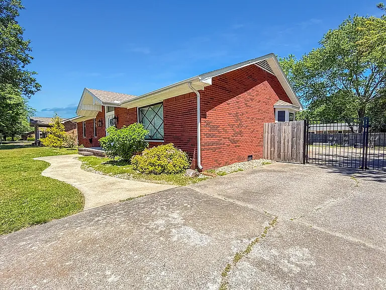 809 Bagwell Blvd — Photo 2