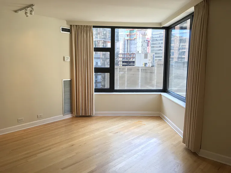 401 E Ontario St — Photo 9