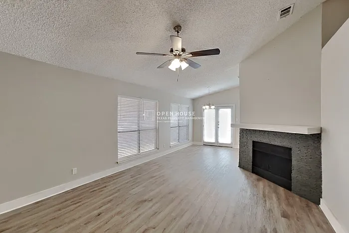 3 bed, 2.5 bath, 1438 sqft, $2,240 — Photo 4