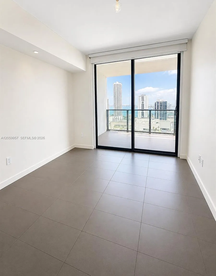 Canvas Condo — Photo 2